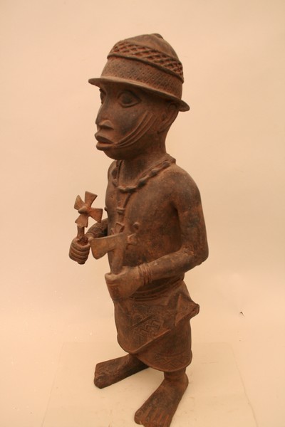 Br.  Bénin (statue), d`afrique : Bénin, statuette Br.  Bénin (statue), masque ancien africain Br.  Bénin (statue), art du Bénin - Art Africain, collection privées Belgique. Statue africaine de la tribu des Br.  Bénin (statue), provenant du Bénin, 63O/75.Statue en bronze.dignitaire portant un casque,un collier et un pendentif avec croix autour du cou,portant dans la main gauche une hache et dans la droite la même croix qu